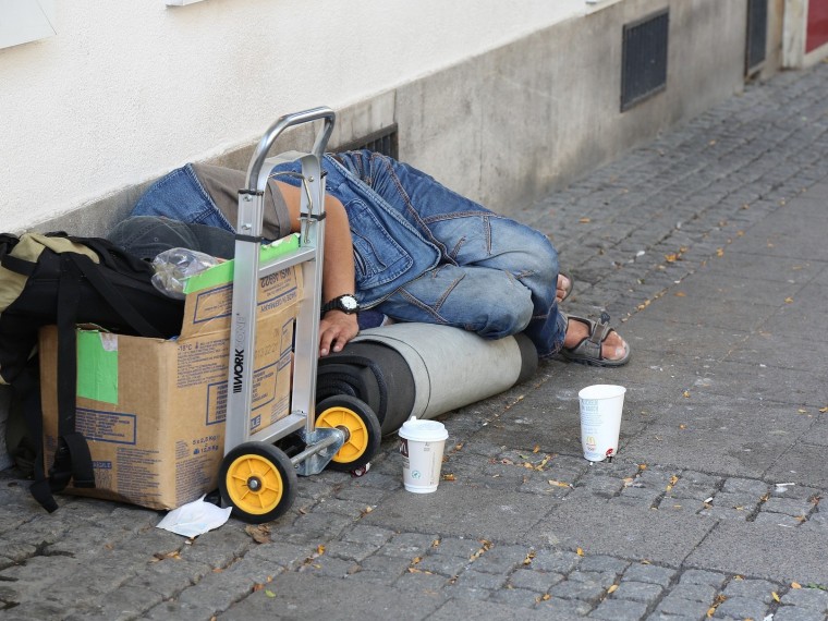 Vidékről is Budapestre küldik a hajléktalanokat, mert nincs hely