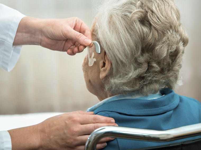 A hallókészülék rendszeres használata növelheti a várható élettartamot