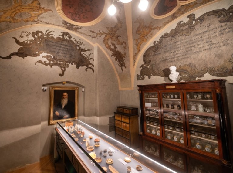 Hat év után ismét megnyílt a Gyógyszerészeti Múzeum Kolozsváron