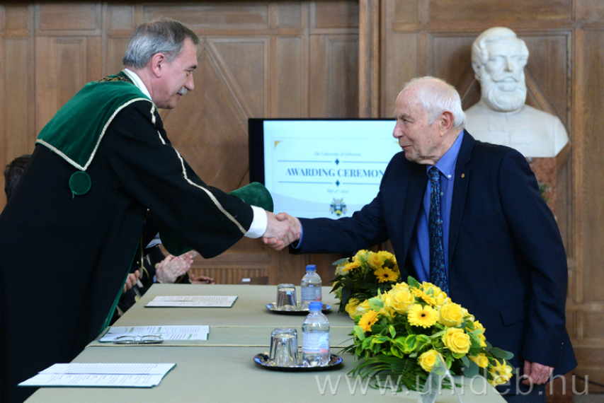 Nobel-díjas biokémikus kapta az uDEsia-díjat
