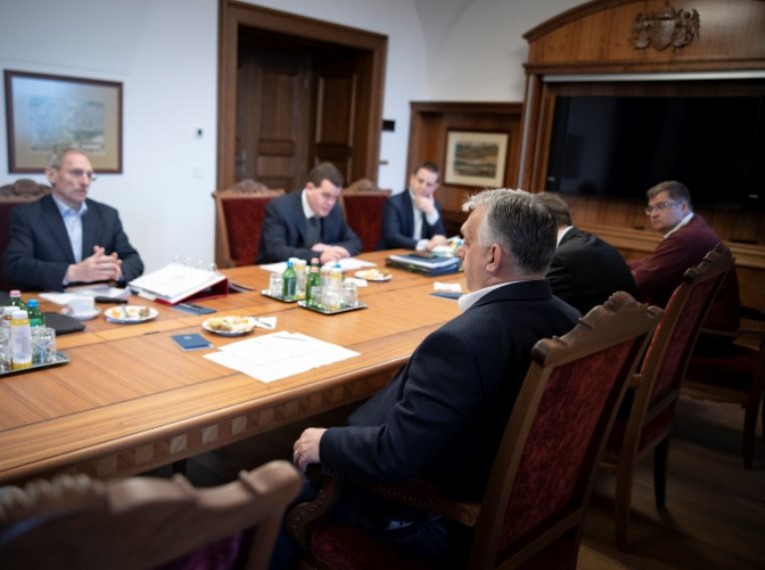 Pintér Sándorral egyeztetett Orbán a Karmelitában