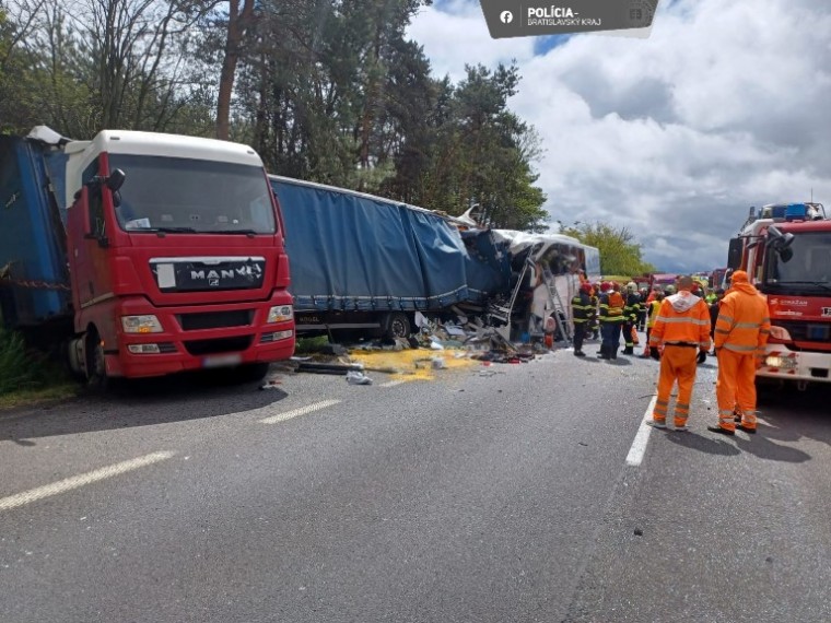 Magyar busz ütközött kamionnal Szlovákiában. Egy áldozat, sok sérült