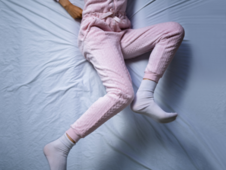 Milyen tünetek utalhatnak valamilyen alvásfüggő mozgászavarra?