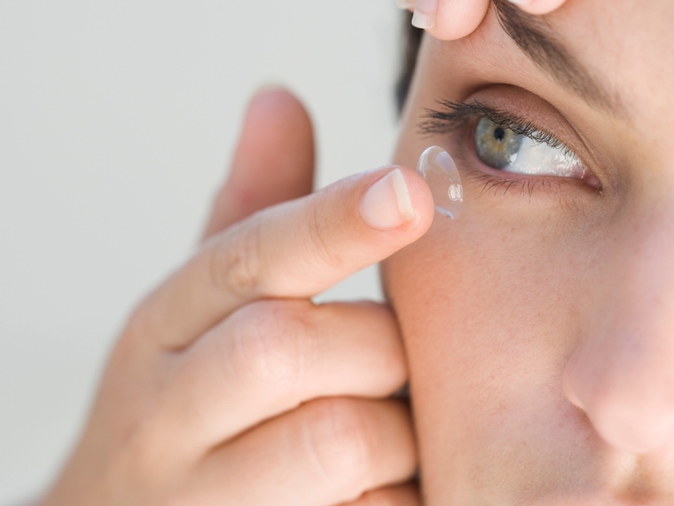 Emberi könnyekkel működhetnek a jövő okos kontaktlencséi