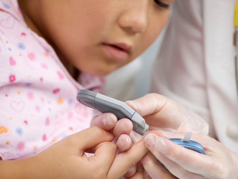 Vércseppanalizálót kapott a gyermek diabetológiai szakrendelés