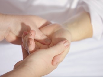 Egy tünet, számtalan ok: az ujjak fájdalmáról