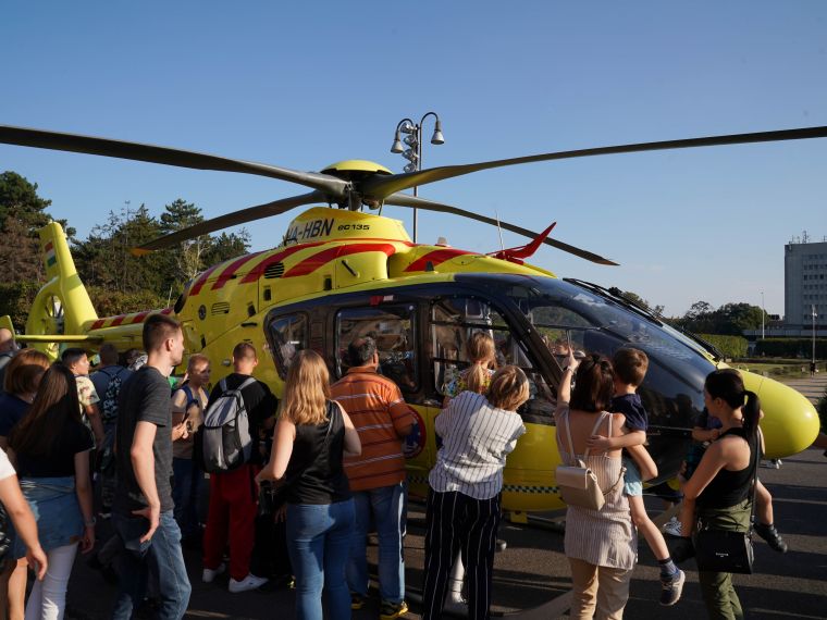 Mentőhelikopter szállt le a Debreceni Egyetem előtt