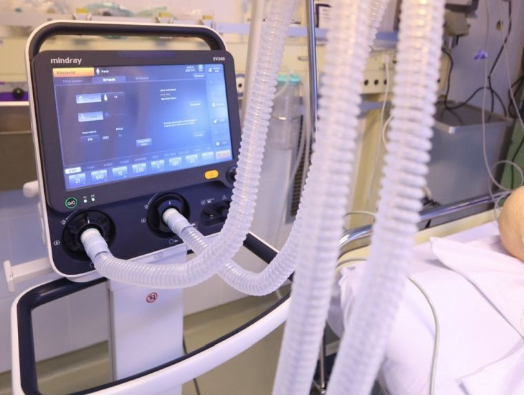 Lélegeztetőgépeket vesz az MH, miközben 17 ezer van raktáron