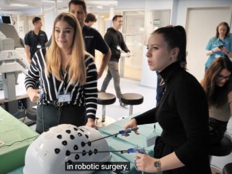 Robotsebésszel gyakorolhattak a pécsi orvostanhallgatók