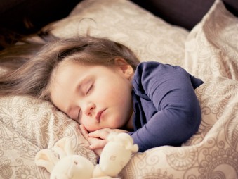 Veszélyes hormont adni a gyereknek, hogy jobban aludjon!