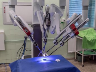 Már csaknem száz műtétet végeztek a robotsebészeti eszközzel Győrben