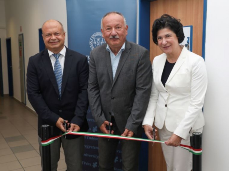 Cornea Bankot adtak át a PTE Klinikai Központ Szemészeti Klinikáján