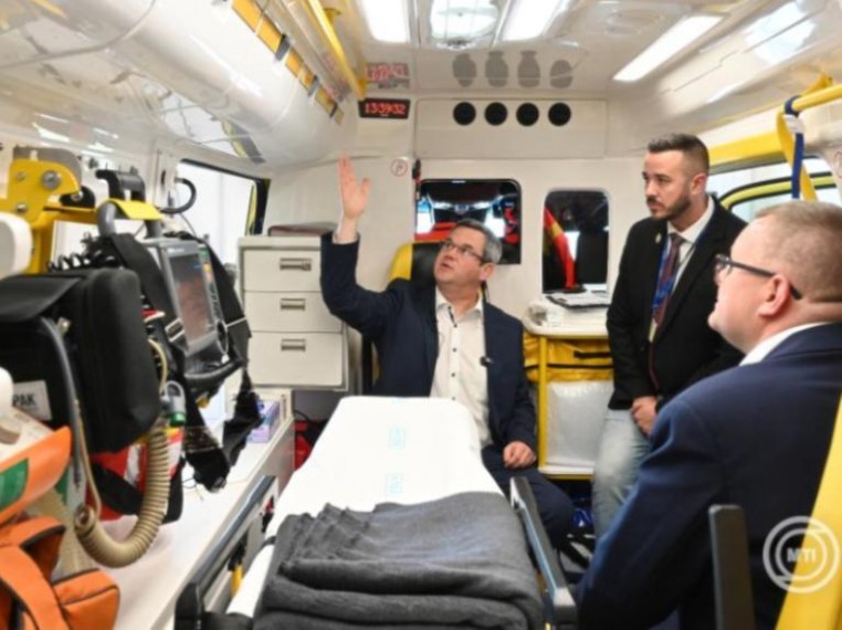 Győri mentőállomáson folytatta az egészségügyi államtitkár a kampányát