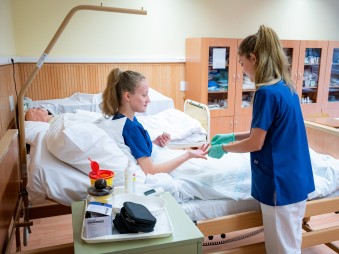 Rövidebb idő alatt szerezhetnek ápoló diplomát 