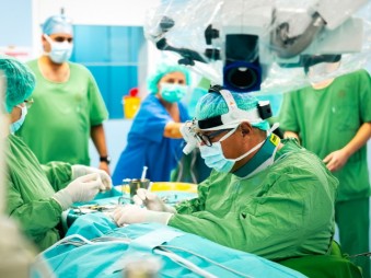 Loránd kapta a világ első okos cochleáris implantátumát
