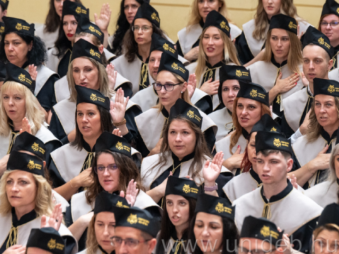Több mint 500 segítő szakember vette át diplomáját Debrecenben