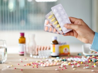 Térítésmenetes gyógyszerekkel üzérkedő bűnszervezetre csaptak le