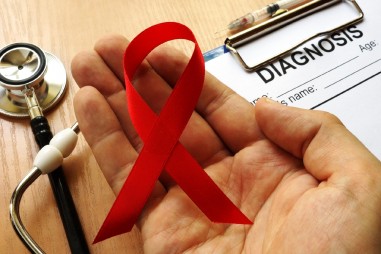 Még mindig magas a későn kiszűrt HIV pozitív emberek száma