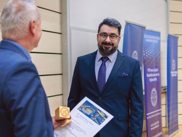 dr. Ashraf Amir Reza a PTE Kutatói Innovációs Díj átvételekor 2024 nyarán