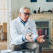 Prof. Dr. Gyulai Rolland tanszékvezető egyetemi tanár, az SZTE Bőrgyógyászati és Allergológiai Klinika igazgatója.