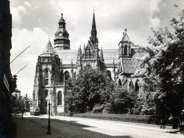 A NEMZET GYÁSZOL, SEGÍT, ÜNNEPEL