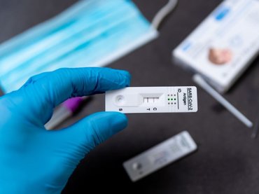 Terjed a Covid legújabb variánsa Európában – Ezek a XEC tünetei