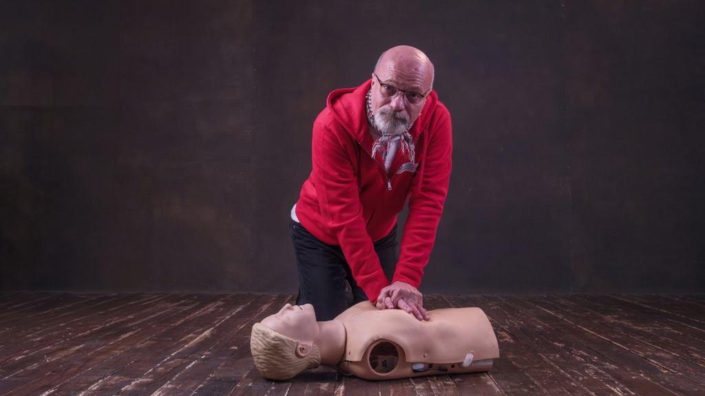Zacher Gábor egyperces videókban tanít életet menteni