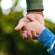 Felnőtt fogja a gyerek kezét