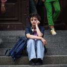 fiatal lány ül szomorúan a lépcsőn