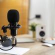 Mikrofon, fejhallagtó podcast készítéshez