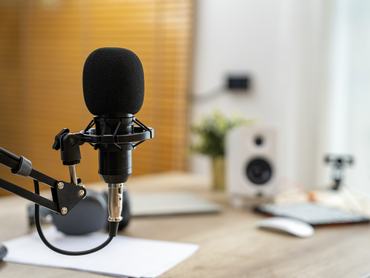 Mikrofon, fejhallagtó podcast készítéshez