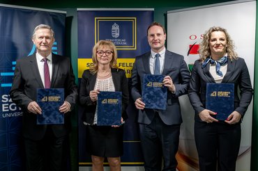 Az együttműködési megállapodást ünnepélyes keretek között írta alá dr. Friedler Ferenc professzor, a Széchenyi István Egyetem rektora, tudományos elnökhelyettese, dr. Soós Ágnes, az Országos Sportegészségügyi Intézet főigazgatója, dr. Filep Bálint, az egyetem elnöke és dr. Somogyi Angéla, az intézmény Egészség- és Sporttudományi Karának dékánja. (Fotó: Adorján András/Széchenyi István Egyetem)