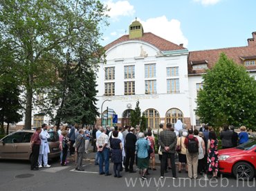Szobrot avattak a klinika előtt Molnár László emlékére