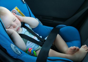 Négy hónapos csecsemő ragadt egy felforrósodott autóban