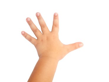 Átadták anyjának a romok alól kimentett csecsemőt