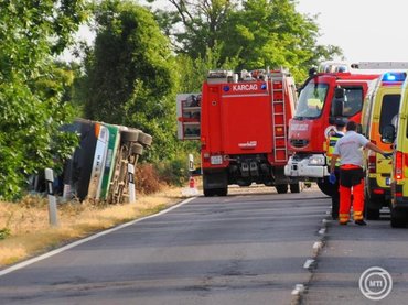 Sokan megsérültek a 442-es úton hajnalban történt buszbalesetben