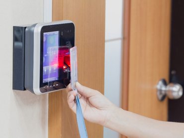 Elkezdték fotózni a dolgozókat a kórházi beléptetőrendszerekhez