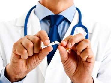 Apáról fiúra száll a dohányzás káros hatása