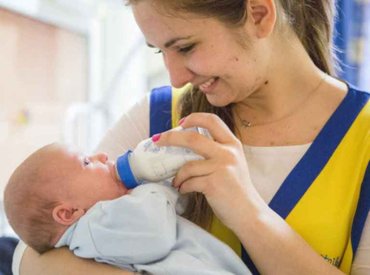 Kórházi csecsemőket segítő önkénteseket keres a Nevetnikék vidéken