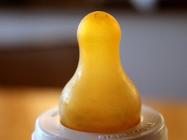 Interneten adják-veszik az anyatejet, ám kórház is lehet a vége