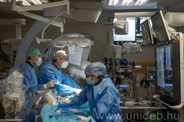 Élőben közvetítettek aortabillentyű-beültetést