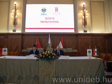 Debrecenben három COVID-19 pozitív beteget látnak el