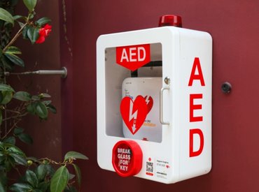 Defibrillátorral menthetnek életet egy belvárosi iskolában Debrecenben