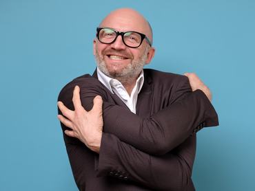 Egy önmagát átölelő önimádó férfi