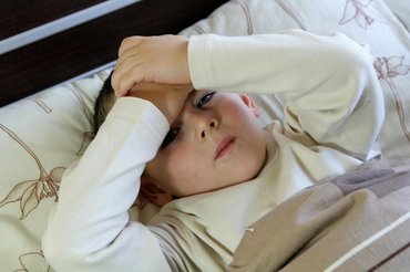 Agyrázkódás gyerekeknél: mikor elég a pihenés, és mikor kell sürgős ellátás?