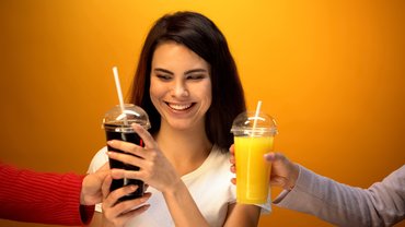 lánynak adnak két üdítőt