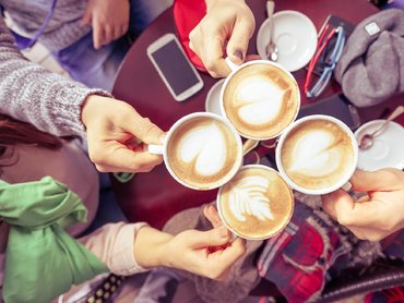 A koffeinmentes kávé egészségügyi hatásai: mi több, az előny vagy a kockázat?