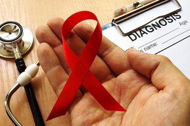 Még mindig magas a későn kiszűrt HIV pozitív emberek száma