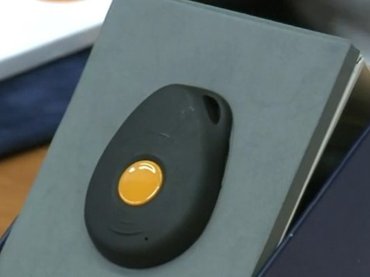 Az időseknek osztott vészhívóra érkezett kampányüzenet