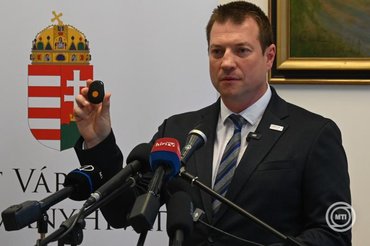 Megkezdődik a "gondosórák" kiküldése a 80 éven felülieknek